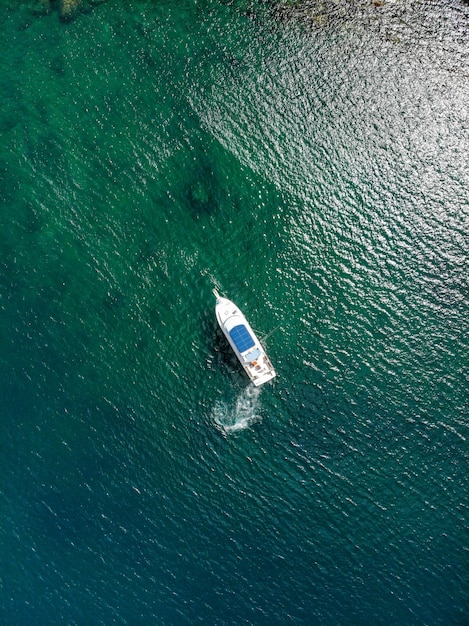 Niesamowita Tajlandia hi sezon łodzie i turyści międzynarodowi na wyspie phi-phi Krabi Tajlandia widok z lotu ptaka z kamery drona