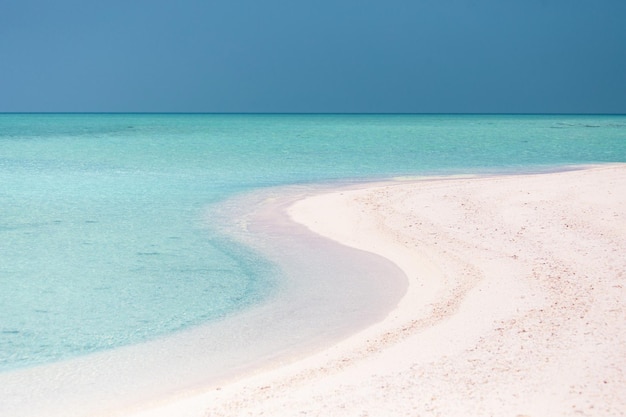 Niesamowita turkusowa woda i biała piaszczysta plaża na Malediwach