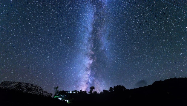 Niesamowita wiejska scena z gwiaździstym niebem w nocy