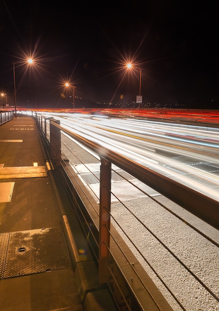 Niesamowite długi ekspozycji sygnalizacji świetlnej wzdłuż Golden Gate Bridge