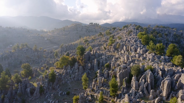 Niesamowite formacje geologiczne na zboczach gór panoramiczny widok z lotu ptaka z krajobrazu przyrody drona