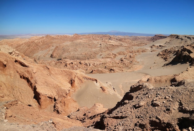 Niesamowite formacje skalne Valley of the Moon na pustyni Atakama w północnym Chile