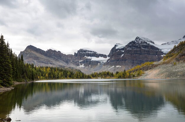 Niesamowite górskie krajobrazy w Parku Prowincjonalnym Mount Assiniboine, Kolumbia Brytyjska, Kanada Sezon jesienny