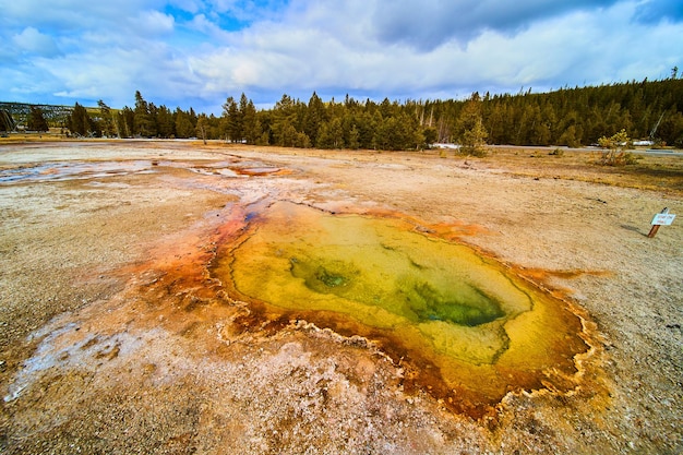 Niesamowite kolorowe gorące źródło w Yellowstone zimą