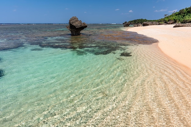 Niesamowite krystalicznie czyste wody morskie z lśniącą powierzchnią falistymi piaskami na rajskiej plaży Okinawa