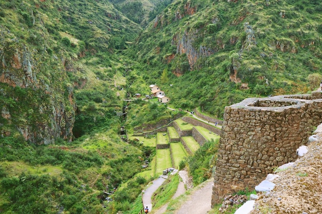 Niesamowite ruiny starożytnych budowli w Pisac Archeologiczna Święta Dolina Inków w Cusco Peru