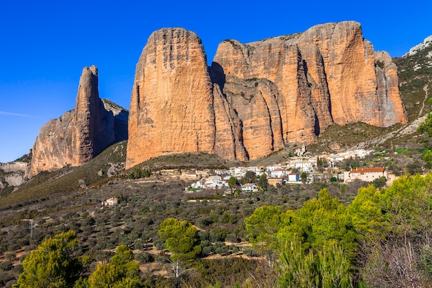 Niesamowite skały Mallos de Riglos