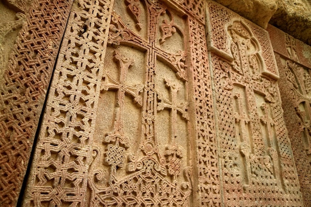 Niesamowite szczegóły kamieni z krzyża ormiańskiego Khachkar na ścianie klifu klasztoru Geghard Armenia