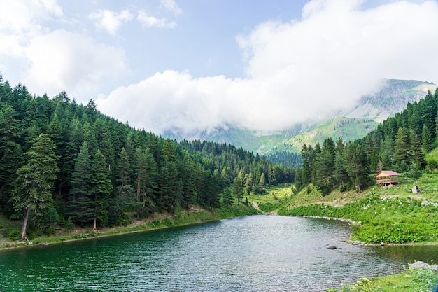 Niesamowite zdjęcia jeziora i górskie krajobrazy. Savsat, Artvin - Turcja