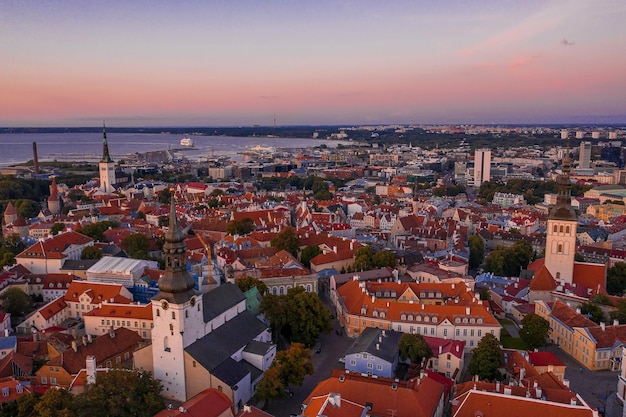 Niesamowite zdjęcia lotnicze drone starego miasta w Tallinie, estonia o zachodzie słońca. Piękna panorama Tallina.