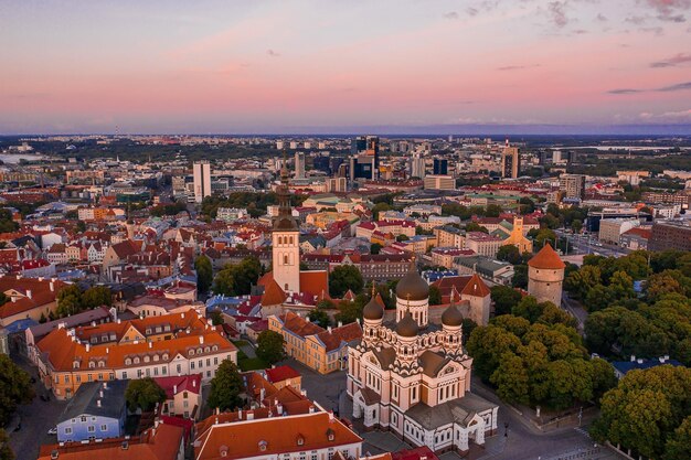 Niesamowite zdjęcia lotnicze drone starego miasta w Tallinie, estonia o zachodzie słońca. Piękna panorama Tallina.