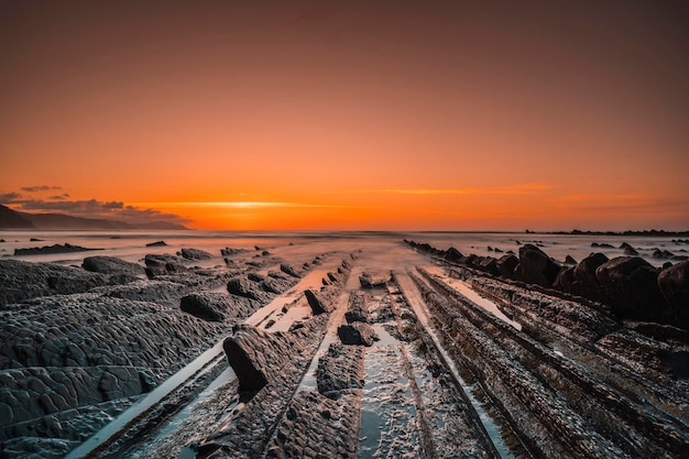 Niesamowity Flysch, Piękny Zachód Słońca W Sakoneta To Plaża W Debai