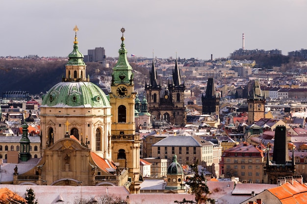 Niesamowity kościół św. Mikołaja w zimowy dzień po ciężkiej burzy śnieżnej z pokrywą śnieżną na dachach Praga Czechy