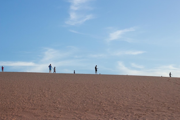 Niesamowity krajobraz brazylijskiego cerrado z ludźmi spacerującymi po wydmie