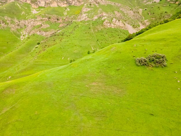 Niesamowity krajobraz górski. Piękne zielone pola. Widok z lotu ptaka