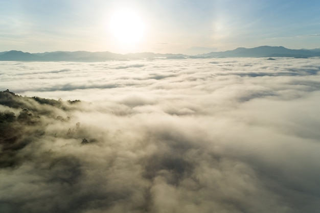 Niesamowity krajobraz lekki charakter krajobrazu widok, piękny lekki wschód słońca lub zachód słońca nad tropikalnym morzem i mglistą mgłą na szczycie góry w tajlandii Widok z lotu ptaka Strzał z kamery drona Wysoki kąt widzenia.