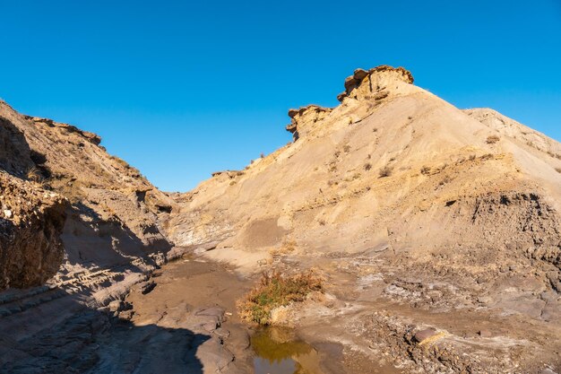 Niesamowity krajobraz nad wodospadem Travertino i Rambla de Otero na pustyni Tabernas pewnego wiosennego popołudnia, prowincja Almer, Andaluzja