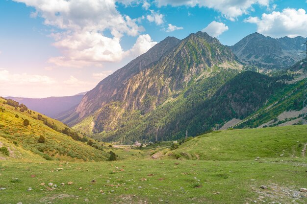 Niesamowity krajobraz panorama zielona łąka w wysokich górach podczas zachodu słońca Malowniczy widok