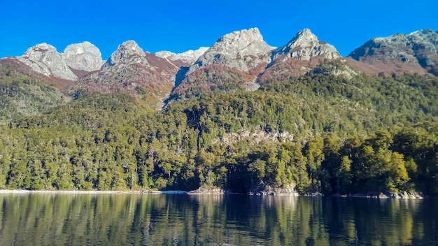 Niesamowity krajobraz w argentyńskim jeziorze nahuel huapi