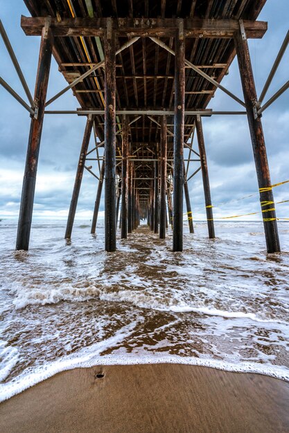 Niesamowity naturalny krajobraz z molo Oceanside Fishing Pier znajduje się w Kalifornii w pochmurny dzień Ocean