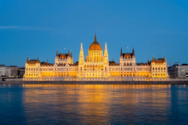 Niesamowity nocny widok na budynek węgierskiego parlamentu i Dunaj?