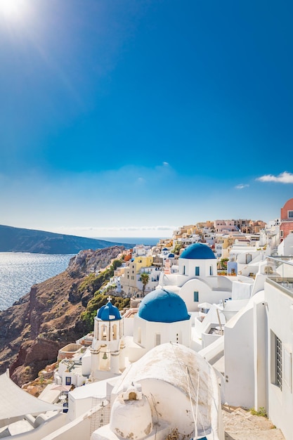 Niesamowity panoramiczny krajobraz, luksusowe wakacje. Miasto Oia na wyspie Santorini, Grecja. Tradycja