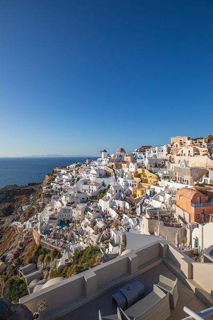 Niesamowity panoramiczny krajobraz, luksusowe wakacje. Miasto Oia na wyspie Santorini, Grecja. Tradycja