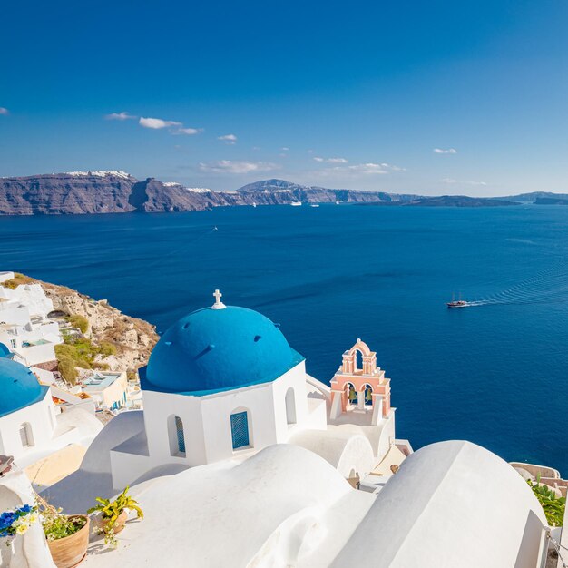 Niesamowity panoramiczny krajobraz, luksusowe wakacje. Miasto Oia na wyspie Santorini, Grecja. Tradycja