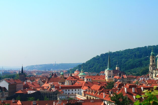 Niesamowity pejzaż Pragi i błękitne niebo Czechy