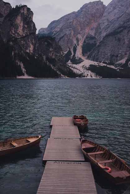 Zdjęcie niesamowity widok na brązowe łodzie lago di braies