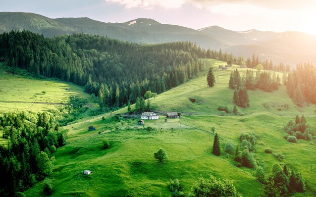 Niesamowity widok na górski krajobraz