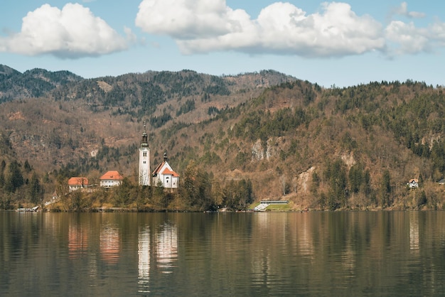 Niesamowity widok na kościół i zamek na wyspie Bled Lake Island z alpejskim pasmem górskim w tle Bled Słowenia Europa