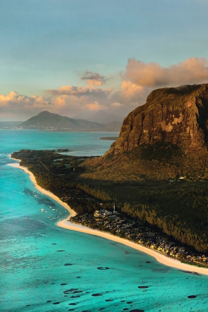 Niesamowity widok na Le Morne Brabant o zachodzie słońca. Wyspa Mauritius