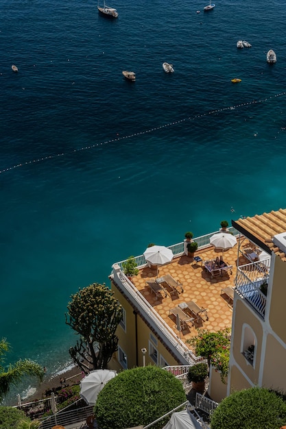 Niesamowity widok na Morze Tyrreńskie z balkonu willi w Positano we Włoszech Ekscytujące luksusowe wakacje