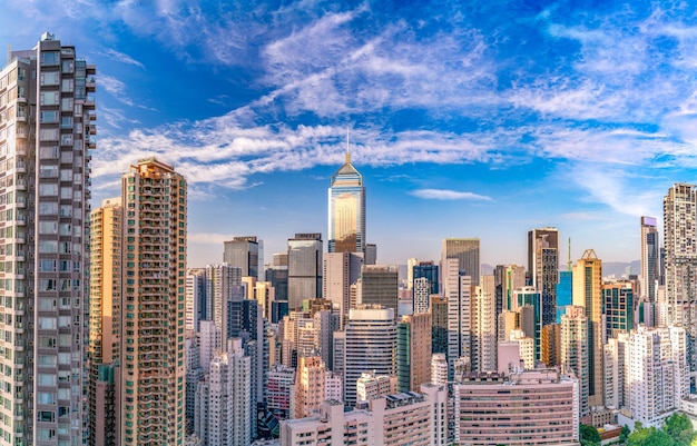 Niesamowity widok na panoramę Hongkongu pełen drapaczy chmur z dachu