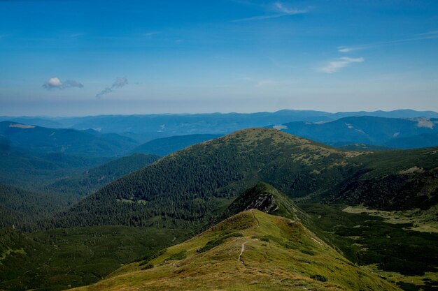 Niesamowity widok na pasmo górskie. Górski krajobraz