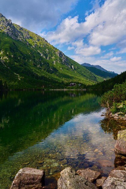 Zdjęcie niesamowity widok na pasmo górskie w pobliżu pięknego jeziora w letni dzień tatra park narodowy w polsce panoramiczny widok na morskie oko lub jezioro sea eye w dolinie pięciu jezior