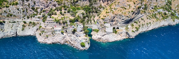 Niesamowity widok na piękne wybrzeże Amalfi w sezonie letnim, Włochy. Punkt widzenia drona.