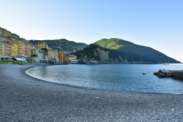 Niesamowity Widok Na Plażę Camogli Z Charakterystycznymi Domkami