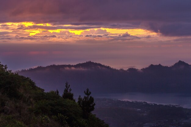 Niesamowity Widok Na Przyrodę Ze Szczytu Wulkanu Batur O Wschodzie Słońca