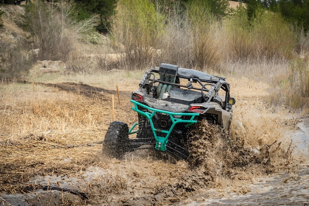 Niesamowity Widok Na Quadzie Atv Jeździ Szybko Na Quadach Terenowych Atv 4x4