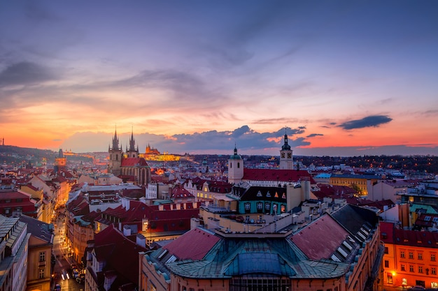 Niesamowity widok na Zamek Praski i kościół Matki Boskiej Tyn w Czechach podczas zachodu słońca.