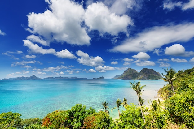 Niesamowity widok na zatokę morską i wyspy górskie, Palawan, Filipiny