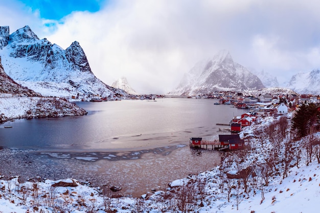 Niesamowity widok na zimową wioskę Reine z dramatycznym niebem. Północna Norwegia, Lofoty. Panorama