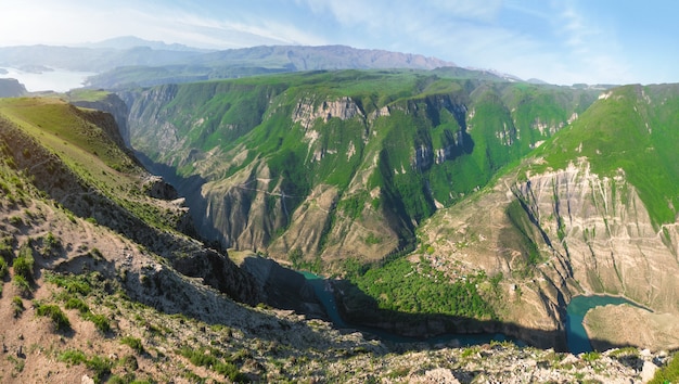 Niesamowity widok panoramiczny na ogromny Kanion Sulak wiosną. Podróżowanie po Republice Dagestanu, Rosji.