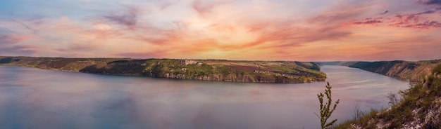 Zdjęcie niesamowity widok wiosny na kanion rzeki dniestr w regionie czerniwicki na ukrainie