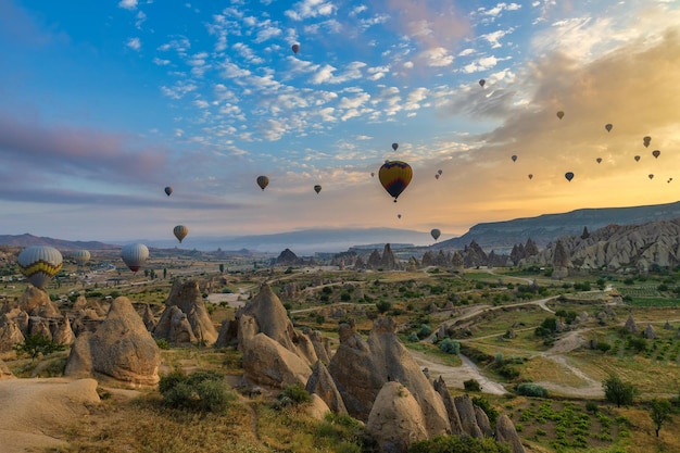 Niesamowity widok wschodu słońca na krajobraz Kapadocji w Turcji