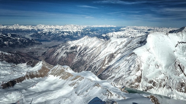 Niesamowity widok z drona na ośnieżone górskie wzgórza