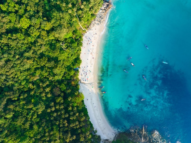 Niesamowity widok z góry piękna plaża Widok z lotu ptaka Tropikalna plaża morska na pięknej wyspie Phuket Piękna plaża morska Phuket Tajlandia