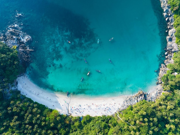 Niesamowity widok z góry piękna plaża Widok z lotu ptaka tropikalnej plaży na pięknej wyspie Phuket Znajduje się na plaży Freedom Phuket Tajlandia